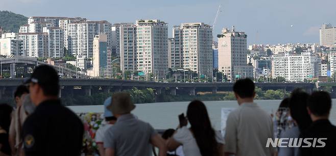 [서울=뉴시스] 추상철 기자 = 2일 오후 서울 서초구 잠수교에서 서울 시내 아파트가 보이고 있다. 정부가 종합부동산세 폐지 등에 대한 검토를 하고 있는 것으로 알려졌다. 2024.06.02. scchoo@newsis.com
