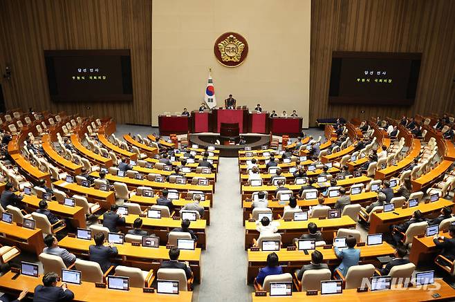 [서울=뉴시스] 고승민 기자 = 우원식 신임 국회 의장이 5일 서울 여의도 국회에서 열린 제415회국회(임시회)에서 의장 당선 인사를 하고 있다. 2024.06.05. kkssmm99@newsis.com