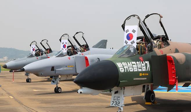 5일 경기 수원시 공군 제10전투비행단에서 열린 F-4 팬텀 미디어데이 행사에서 퇴역을 앞둔 F-4 팬텀기들이 도열해있다. 연합뉴스