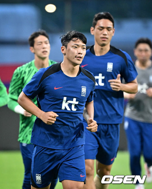 [OSEN=비샨(싱가포르), 조은정 기자] 김도훈 임시 감독이 이끄는 한국 축구대표팀은 4일(이하 한국시간) 오후 8시부터 싱가포르 비샨에 위치한 비샨 스타디움에서 2026 국제축구연맹(FIFA) 북중미 월드컵 아시아 2차 예선 C조 5차전 싱가포르와 맞대결을 앞두고 현지 훈련에 나섰다.한국과 싱가포르의 경기는 오는 6일 오후 9시 싱가포르 더 내셔널 스타디움에서 킥오프 한다.한국 축구대표팀 황희찬이 훈련을 하고 있다. 2024.06.04 / cej@osen.co.kr