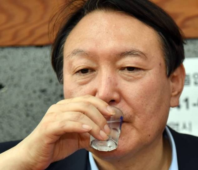 ▲윤석열 대통령이 지난 2021년 정치 입문 후 부산 서구에 있는 한 국밥집에서 국민의힘 부산 국회의원들과 식사하면서 소주를 마시고 있다. 2021.7.27 ⓒ연합뉴스