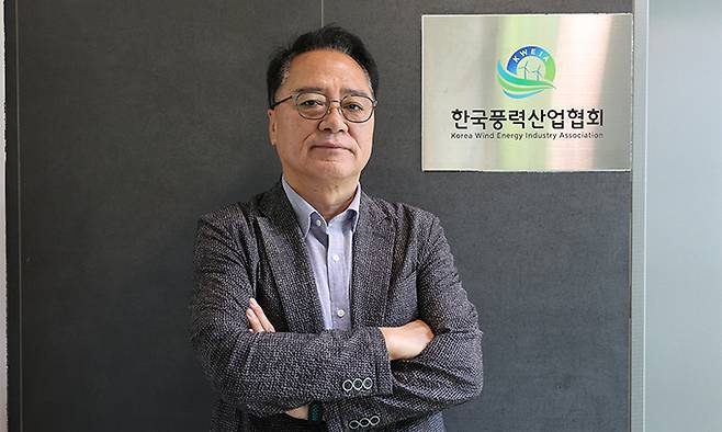 성진기 한국풍력산업협회 부회장이 지난달 29일 서울 서초구 협회 사무실에서 세계일보와 만나 한국의 해상풍력발전 방향에 대해 말하고 있다. 한국풍력산업협회 제공