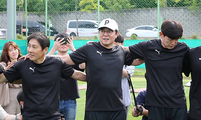 황선홍 대전 하나시티즌 감독(가운데)이 8일 대전 대덕구 덕암축구센터에서 훈련을 앞두고 코치진과 함께 결속을 다지고 있다. 대전=뉴스1