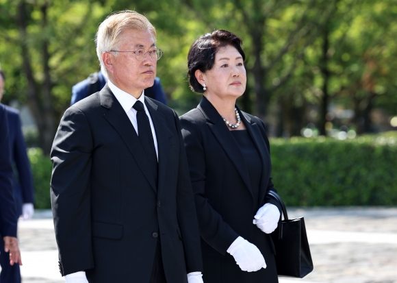 노무현 전 대통령 묘역 참배하는 문재인 전 대통령 - 문재인 전 대통령과 김정숙 여사가 23일 오후 경남 김해 봉하마을에서 열린 고(故) 노무현 전 대통령 15주기 추도식에서 노 전 대통령의 묘역을 참배하고 있다. 2024.5.23 [공동취재]