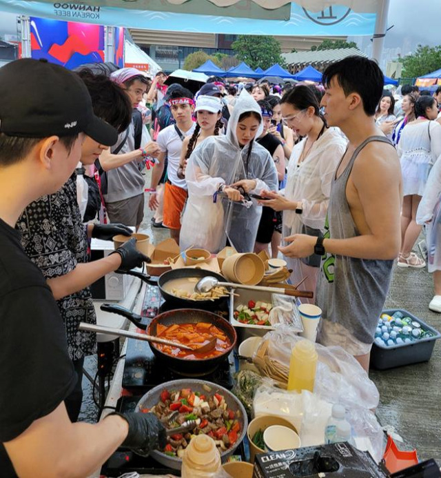 여름철 국내 대표 워터 페스티벌인 워터밤의 첫 월드투어로 진행된 2024 워터밤 홍콩 행사에서 한우 팝업스토어를 열어 현지 MZ 소비자들에게 K푸드 대표 먹거리, 한우의 인기 메뉴를 선보이고 있다. 사진 제공=전국한우협회