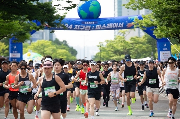 지구런 출발 신호와 함께 달리는 피스레이서들