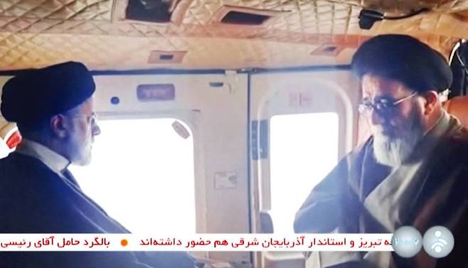 라이시 대통령(왼쪽)이 사고 당일인 5월 19일 헬기에 탑승해 앉아 있다. [IRNN 캡처]