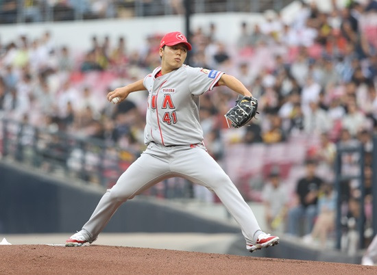 KIA 타이거즈 우완 영건 황동하. 6월 5일 광주 기아챔피언스필드에서 열린 2024 신한 SOL Bank KBO리그 롯데 자이언츠와의 팀 간 7차전에 선발등판, 5이닝 3실점으로 준수한 투구를 했다. 하지만 팀 패배 속에 패전투수의 멍에를 썼다. 사진 KIA 타이거즈