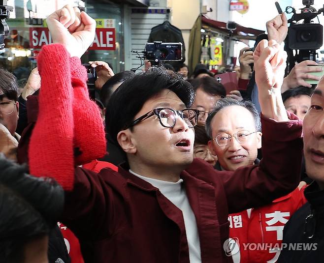 한동훈, 대구서 '손 번쩍' (대구=연합뉴스) 윤관식 기자 = 국민의힘 한동훈 총괄선대위원장이 21일 대구 중구 서문시장에서 시민들과 인사를 나누고 있다. 2024.3.21 [공동취재] psik@yna.co.kr