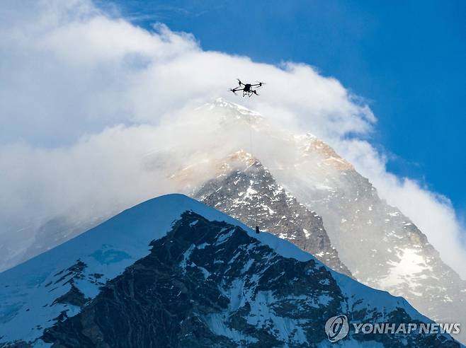 에베레스트에서 고고도 비행 테스트 중인 중국 DJI 드론 [신화 연합뉴스 자료사진. 재판매 및 DB 금지]