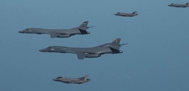 미 B-1B 전략폭격기, 연합공중훈련 시행 (서울=연합뉴스) 한미 공군이 19일 한반도 상공에서 한국측 F-35A 전투기와 미국 공군 B-1B 전략폭격기 및 F-16 전투기가 참여한 가운데 연합공중훈련을 실시하고 있다. 2023.3.19 [국방부 제공. 재판매 및 DB 금지] photo@yna.co.kr