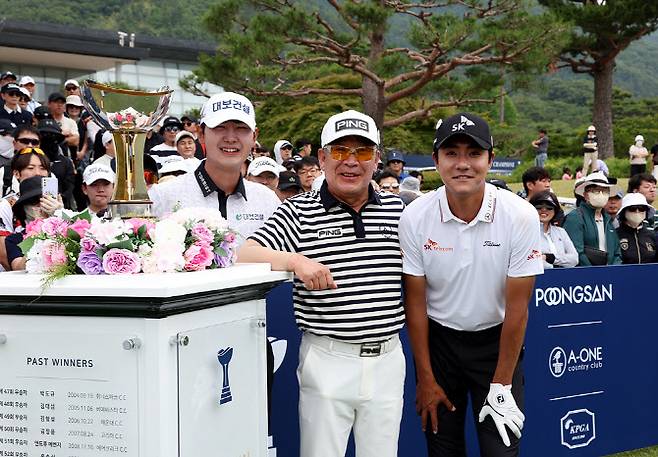 왼쪽부터 고군택, 최상호, 김한별이 6일 열린 제67회 KPGA 선수권대회 with A-ONE CC 1라운드에 앞서 기념 촬영을 하고 있다.(사진=KPGA 제공)