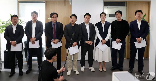 국민의힘 3040세대 모임인 '첫목회' 이재영 간사가 15일 오전 서울 종로구 경제사회연구원에서 총선 패배 원인과 당 수습 방안 등에 대한 끝장 밤샘토론 결과를 발표하고 있다. 2024.5.15/뉴스1 ⓒ News1 이승배 기자