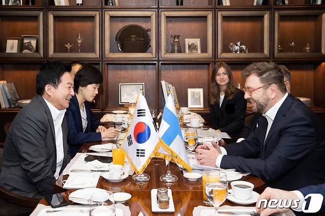 원희룡 국토교통부 장관이 31일 오전 서울 웨스틴조선호텔에서 티모 하라카 핀란드 교통통신부 장관과 미래 모빌리티에 대한 비전을 논의하고 있다. (국토교통부 제공) 2023.1.31/뉴스1