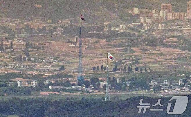 북한의 오물풍선 등의 도발로 9.19 군사합의 효력 정지 안건이 의결되는 등 남북 긴장관계가 고조되고 있는 6일 파주 접경지역에서 바라본 비무장지대(DMZ) 북한 기정동 마을의 인공기와 남한 대성동 마을의 태극기가 나란히 펄럭이고 있다. 2024.6.6/뉴스1 ⓒ News1 이승배 기자