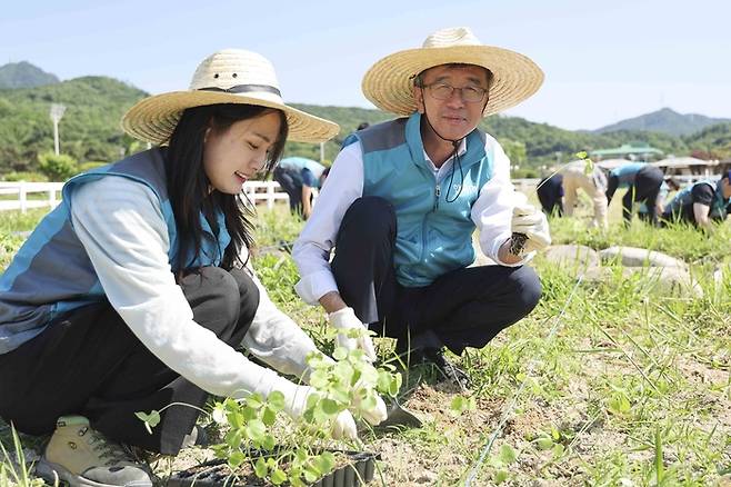 한국마사회 정기환 회장과 임직원 케나프 식재행사. 사진 | 한국마사회