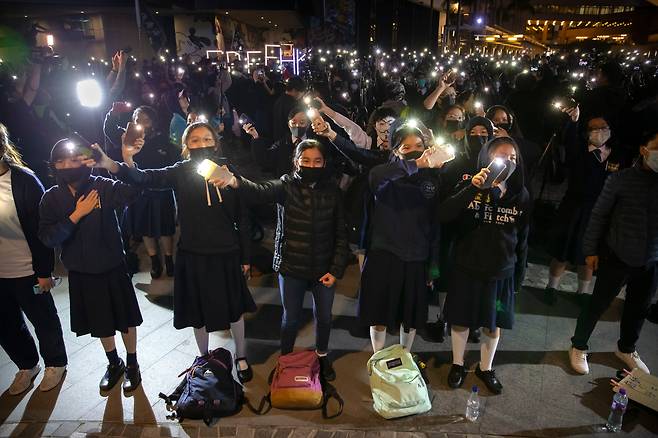 2019년 12월 13일 홍콩의 홍콩미술관 인근에서 열린 학생들 집회에서 시위대가 “홍콩에 영광을”을 부르며 스마트폰을 흔들고 있는 모습. /AP 연합뉴스