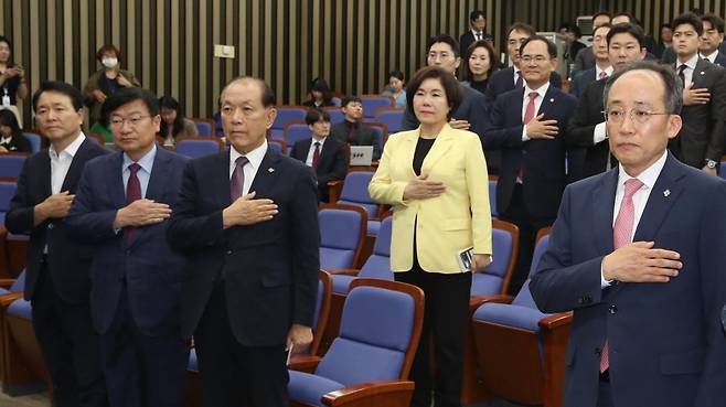 국민의힘 황우여 비상대책위원장(왼쪽에서 세 번째)과 추경호 원내대표(오른쪽) 등이 5일 서울 여의도 국회에서 열린 의원총회에서 국민의례를 하고 있다. 국민의힘은 이날 황 비상대책위원장이 주장하는 전당대회 1등이 당 대표, 2등이 부대표를 맡는 ‘2인 지도체제’ 도입을 논의했다. 뉴스1