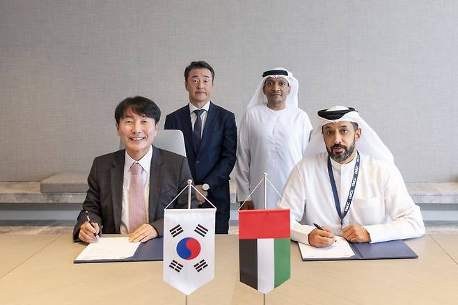 지난 5일 아랍에미리트(UAE) 두바이 복합상품센터(DMCC)에서 김현우 서울경제진흥원 대표이사(앞줄 왼쪽 첫번째)와 아흐메드 빈 술래얌 DMCC 대표가 양국 기업의 생태계 진출 및 인적 교류에 대한 협력을 약속하는 업무협약을 체결한 뒤 기념촬영을 하고 있다. 서울경제진흥원 제공