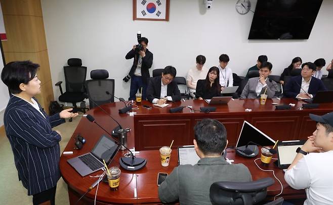 윤희숙 전 국민의힘 의원이 6일 오전 서울 여의도 국회 의원회관 간담회의실에서 국민의힘 3040세대 모임 ‘첫목회’ 회원들을 대상으로 연금개혁과 관련한 강연을 하고 있다. 뉴시스