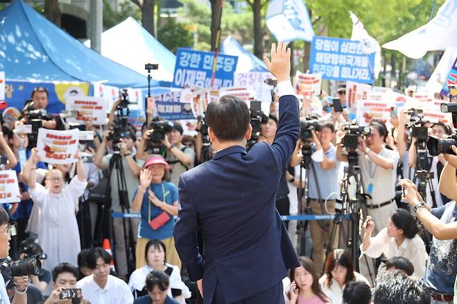 이재명 더불어민주당 대표가 2023년 8월17일 서울중앙지검 앞에서 검찰 소환에 대한 입장을 밝힌 뒤 지지자들을 향해 손을 흔들고 있다. 김혜윤 기자