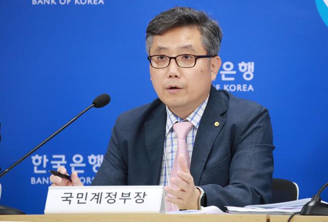 최정태 한국은행 경제통계국 국민계정부장이 5일 서울 중구 한국은행에서 열린 2024년 1/4분기 국민소득(잠정) 및 국민계정 2020년 기준년 1차 개편 결과 설명회에서 발표하고 있다. 한국은행 제공.