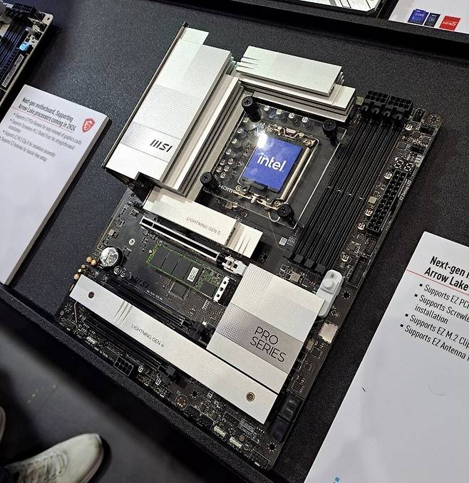 ▲ 차세대 프로 시리즈 제품군도 전시되어 있다