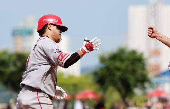 동점 홈런을 치고 베이스를 도는 KIA 김선빈. 연합뉴스