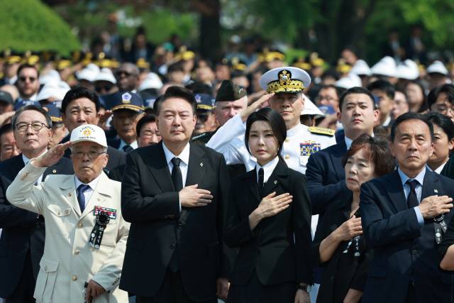 ▲ 윤석열 대통령과 김건희 여사가 6일 서울 동작구 국립서울현충원에서 열린 제69회 현충일 추념식에서 국기에 경례하고 있다. 2024.6.6 연합뉴스