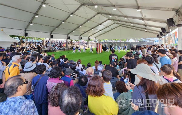 2024 강릉단오제 개막일인 6일 아리마당에서 열린 가톨릭관동대학교 관노가면극 공연에 많은 인파가 몰려 관람하고 있다.황선우 