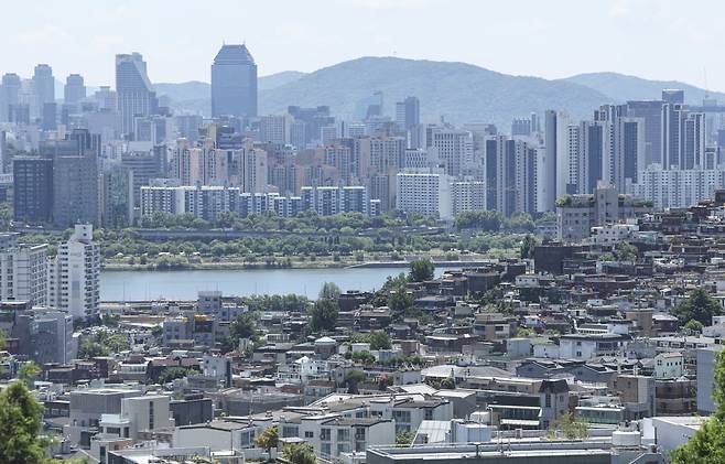 지난 3일 서울 한남동 그랜드하얏트 서울 호텔에서 바라본 서울 시내 주택가 모습. 임형택 기자