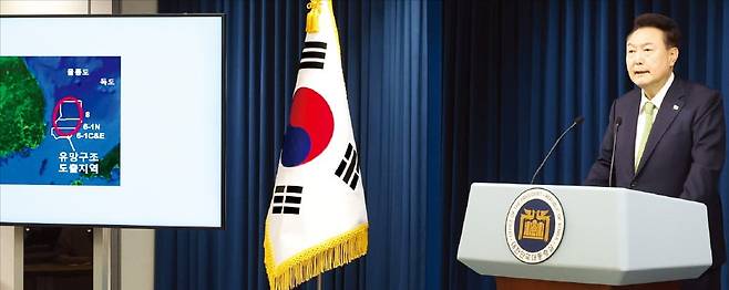 윤석열 대통령이 3일 용산 대통령실에서 첫 국정브리핑을 열고 포항 영일만 앞바다에 최대 140억 배럴에 달하는 가스와 석유가 매장돼 있을 가능성이 높다고 발표했다. 윤 대통령은 이날 산업통상자원부의 ‘동해 심해 석유가스전 탐사 시추 계획’을 승인했다. 김범준 기자