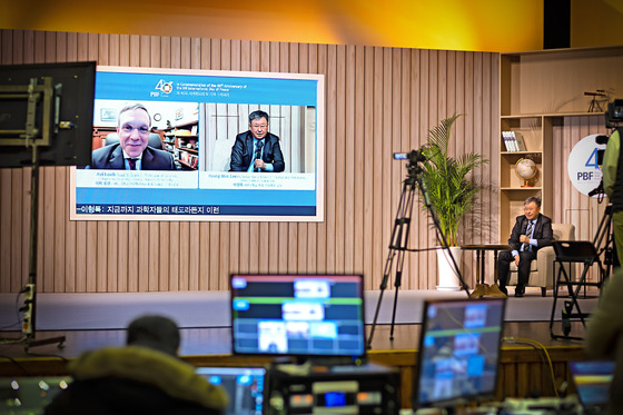 Professor Lee Hyeong-mok, right, speaks during the third dialogue session of Kyung Hee University System’s Peace BAR Festival at Kyung Hee University on Oct. 29 under the theme of “The Arrival of Extraterrestrial Intelligence in the Solar System: Will the Identity and Destiny of Earth be Rewritten?” He is joined virtually by Prof. Avi Loeb. [KYUNG HEE UNIVERSITY SYSTEM]