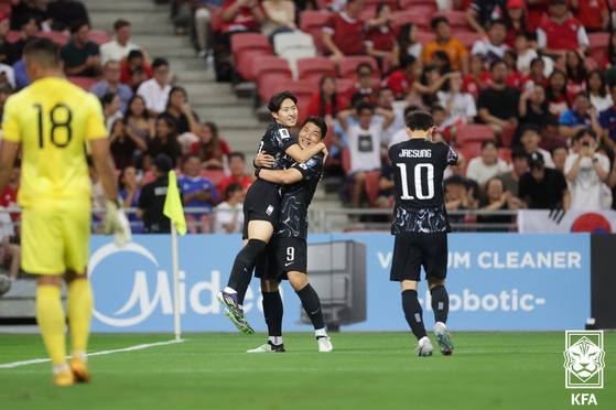 Korea's Lee Kang-in, center left, celebrates scoring a goal with Joo Min-kyu during a 2026 World Cup qualifier against Singapore at the Singapore National Stadium in Singapore on Thursday. [NEWS1]