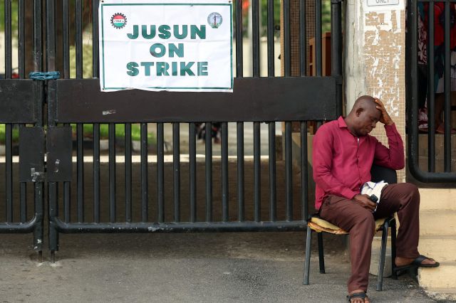 나이지리아 양대 노조가 총파업에 들어간 3일(현지시간) 나이지리아 수도 아부자의 연방 고등법원 문이 닫혀 있다. AFP연합뉴스