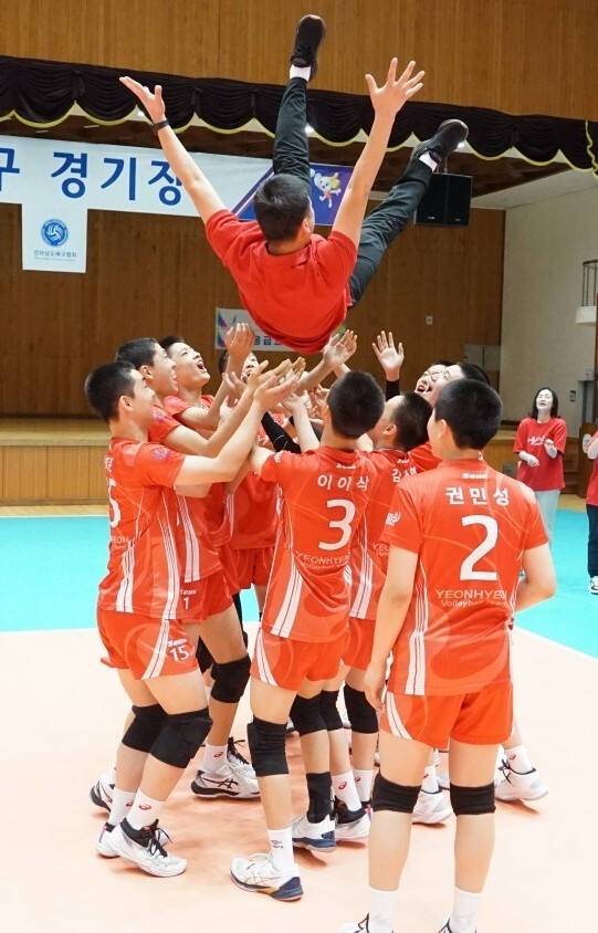 연현중 선수들이 소년체전 첫 우승 후 권동환 감독을 헹가래치며 우승의 기쁨을 만끽하고 있다. 연현중 제공