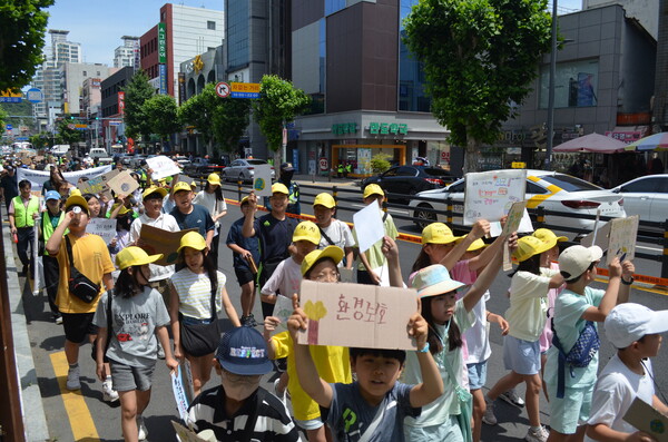 진주 갈전초교, 관봉초교, 대곡초교, 명석초교 등 초등학교 4곳이 지난 5일 진주교육지원청 앞에서 남가람공원까지 학생기후정의행진을 하고 있다. /이동욱 기자