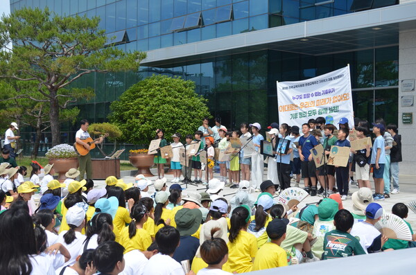 진주 갈전초교, 관봉초교, 대곡초교, 명석초교 등 초등학교 4곳이 지난 5일 학생기후정의행진 사전 행사를 하고 있다. 학교별로 준비한 율동, 노래, 연설, 역할극 등을 선보이고 있다. /이동욱 기자