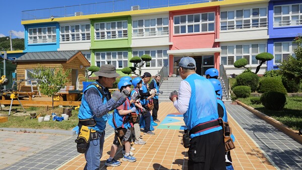 도산초교 학생 11명과 꿈을짓는학교 사회적협동조합 조합원 4명이 지난 4일 집짓기 체험학습 전 구호를 외치고 있다. /이창우 기자