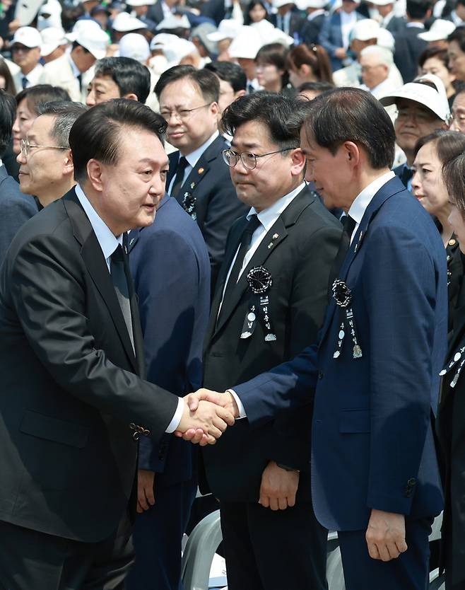 윤석열 대통령이 6일 서울 동작구 국립서울현충원에서 열린 제69회 현충일 추념식이 끝난 뒤 조국혁신당 조국 대표와 악수하고 있다.[사진제공=연합뉴스]