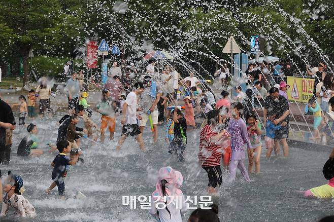 현충일인 6일 불볕더위가 이어지고 있는 가운데 서울 여의도 한강공원 물빛광장이 휴일을 보내는 사람들로 붐비고 있다. 2024.6.6[이충우기자]