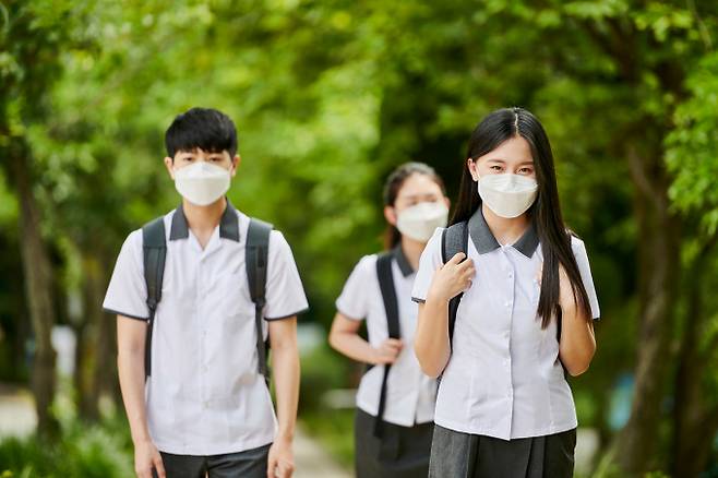 수도권 신도시와 정비사업(재개발·재건축) 아파트단지 등으로 자녀를 양육하는 젊은 세대의 유입이 늘면서 초등·중학생의 과밀학급 문제가 심각해지고 있다. 매일 등·하교에 1시간가량을 쓰는 사태가 벌어지고 있다. /사진=이미지투데이