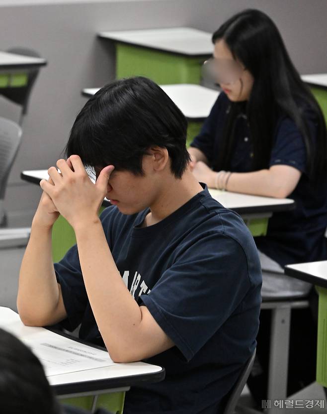 대학수학능력시험 6월 모의평가 시행일인 4일 오전 서울 송파구 방산고등학교에서 학생들이 시험 준비를 하고 있다. 임세준 기자