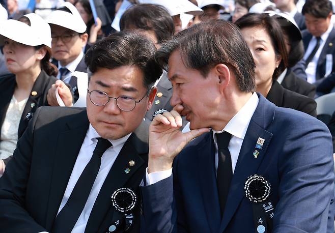 박찬대 더불어민주당 원내대표(왼쪽)와 조국 조국혁신당 대표가 6일 서울 동작구 국립서울현충원에서 열린 제69회 현충일 추념식에서 대화하고 있다. [연합]