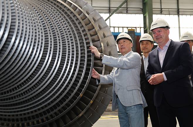 박정원 두산그룹 회장이 지난달 체코 플젠 시에 위치한 두산스코다파워를 방문해 원전 핵심 주기기인 증기터빈 생산현장을 살펴보고 있다. [두산 제공]