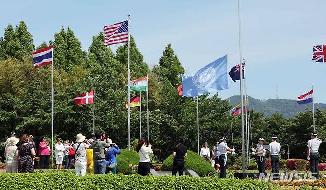 [부산=뉴시스] 하경민 기자 = 현충일을 하루 앞둔 5일 오전 부산 남구 유엔기념공원에서 유엔기 게양식이 열리고 있다. 2024.06.05. yulnetphoto@newsis.com