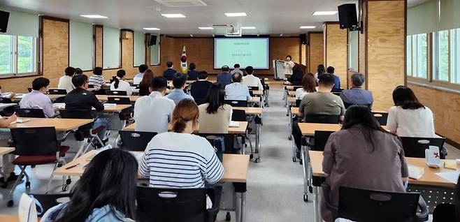 [창녕=뉴시스] 직장 내 4대 폭력예방교육을 하고 있다. (사진=창녕군 제공) 2024.06.06. photo@newsis.com *재판매 및 DB 금지