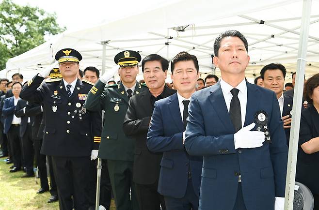 [구미=뉴시스] 박홍식 기자 = 김장호(오른쪽) 경북 구미시장과 내빈들이 6일 오전 선산읍 비봉산 충혼탑에서 열린 '제69회 현충일 추념식'에서 국민의례를 하고 있다. (사진=구미시 제공) 2024.06.06 photo@newsis.com *재판매 및 DB 금지