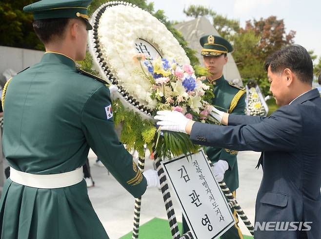 [임실=뉴시스] 김얼 기자 = 김관영 전북특별자치도지사가 6일 전북 임실군 국립임실호국원에서 열린 '제69회 현충일 추념식'에 참석해 헌화 하고 있다. 2024.06.06. pmkeul@newsis.com