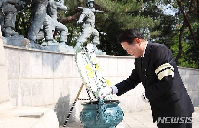 [안양=뉴시스] 현충일 추념식에 참석한 최대호 시장이 헌화·분향하고 있다. (사진=안양시 제공). 2024.06.06.photo@newsis.com